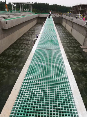 玻璃钢平台与格栅在污水处理及其他领域的应用与搭建